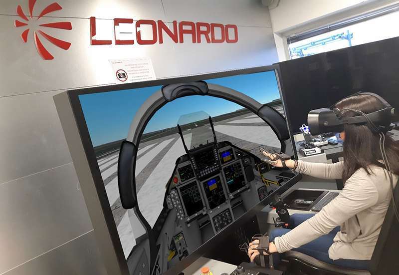 The most advanced version of Leonardo’s Simulation Based Trainer (SBT), equipped with Virtual Reality visors and tactile gloves